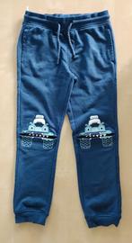 Joggingbroek C&A monster truck, maat 134, Pantalon, Garçon, C&A, Enlèvement ou Envoi