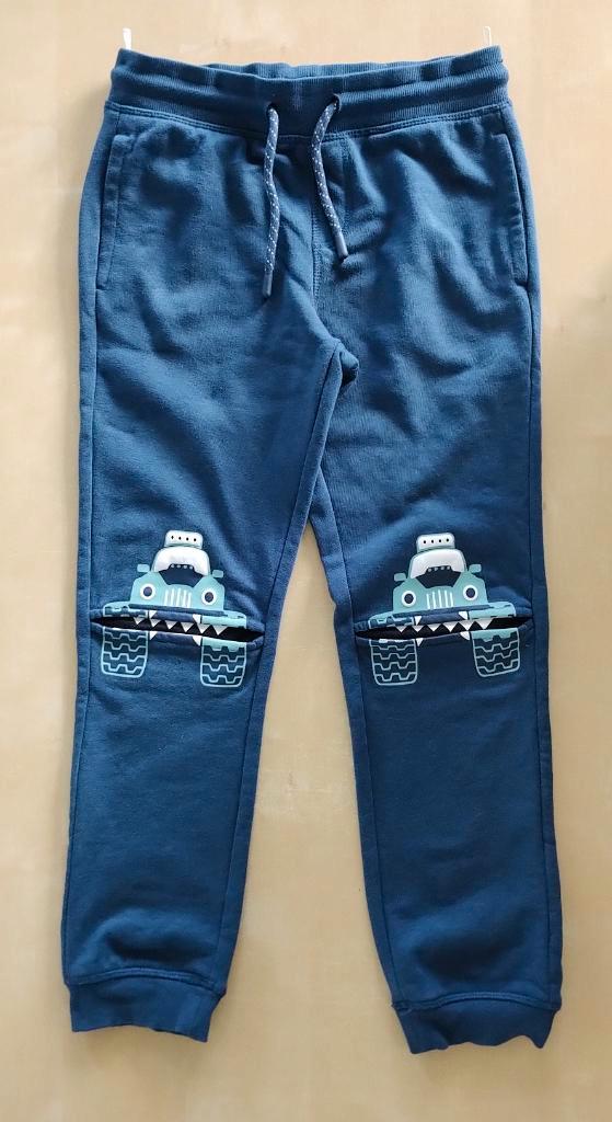 Joggingbroek C&A monster truck, maat 134, Kinderen en Baby's, Kinderkleding | Maat 134, Zo goed als nieuw, Jongen, Broek, Ophalen of Verzenden