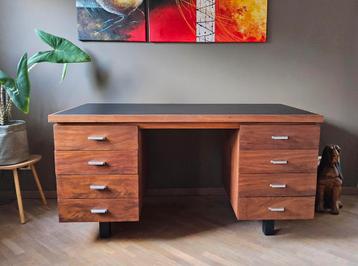 Vintage bureau in teakfineer beschikbaar voor biedingen