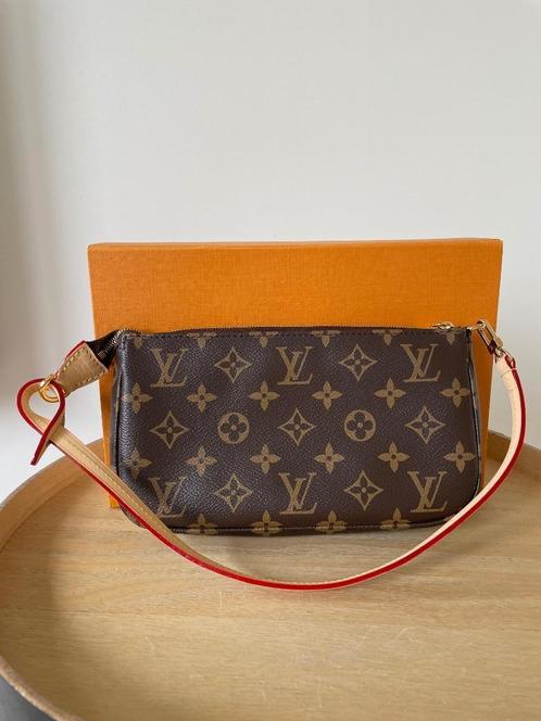 Louis Vuitton pochette accessoires monogram, Handtassen en Accessoires, Tassen | Damestassen, Zo goed als nieuw, Schoudertasje