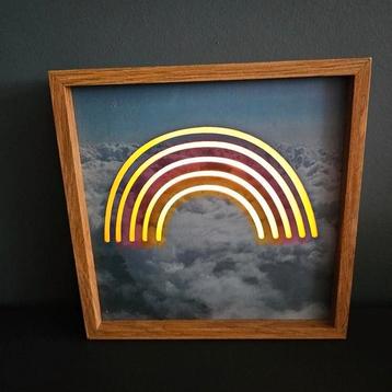 Lichtbox. Verlichte regenboog in houten kader. beschikbaar voor biedingen