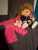 Living Puppets handpop Ilselotte 65cm + joggingpak&schoenen, Kinderen en Baby's, Speelgoed | Poppen, Ophalen of Verzenden, Zo goed als nieuw