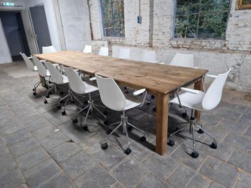 360 cm lange vergadertafel + 12 Kartell Maui draaistoelen  beschikbaar voor biedingen