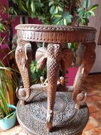 Av petite table elephants bois 50 €, Antiquités & Art, Enlèvement ou Envoi