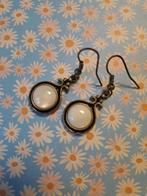 witte oorbellen, Ophalen of Verzenden, Zo goed als nieuw, Overige materialen, Hangers