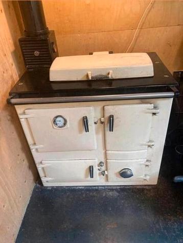 Rayburn houtgestookt fornuis / kachel met warmwater boiler beschikbaar voor biedingen