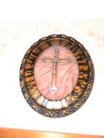 Crucifix sous globe, Enlèvement