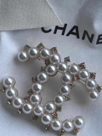Chanel broche met stempel en zakje en lint en doosje  beschikbaar voor biedingen