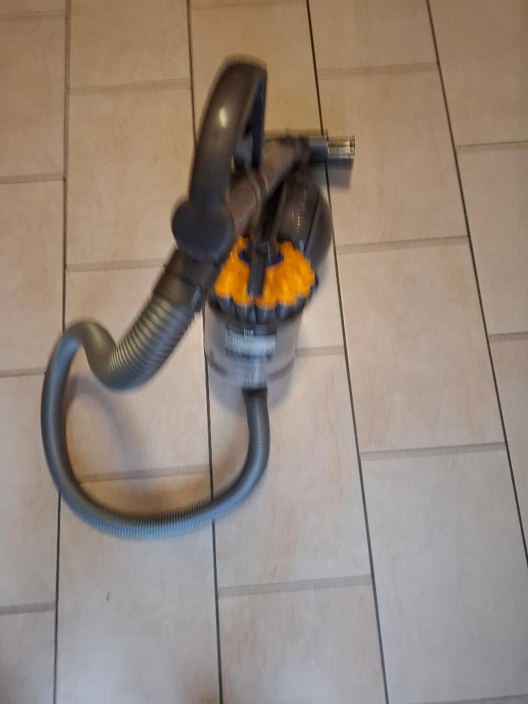 Aspirateur Dyson DC37 (nettoyé et désinfecté), Electroménager, Aspirateur, Enlèvement, 1200 à 1600 watts, Réservoir