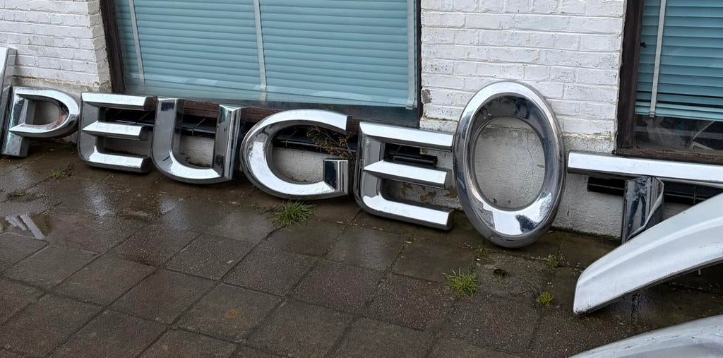 Enseigne lumineuse peugeot, Enlèvement