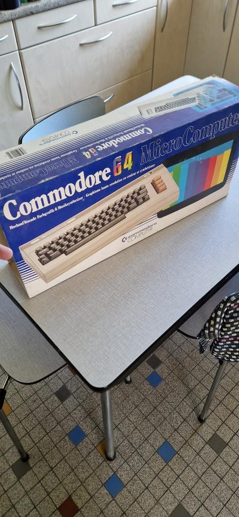 Commodore 64 kartonnen verpakking in zeer goede staat, Computers en Software, Vintage Computers, Ophalen