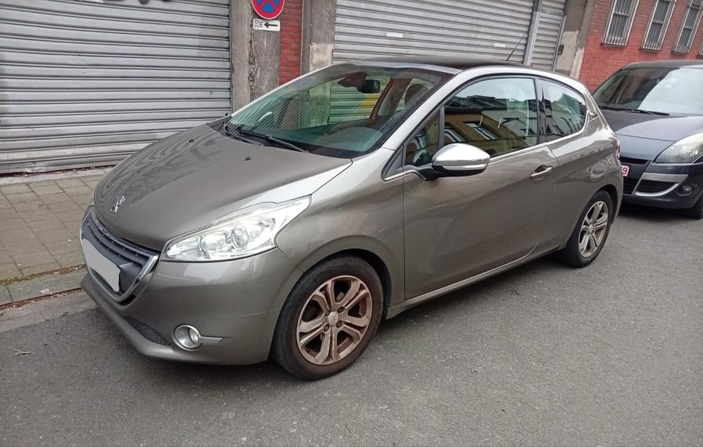 peugeot 208 1.4 essence 2012 128 000 km, Autos, Peugeot, Euro 5, Achat, 5 places, Particulier