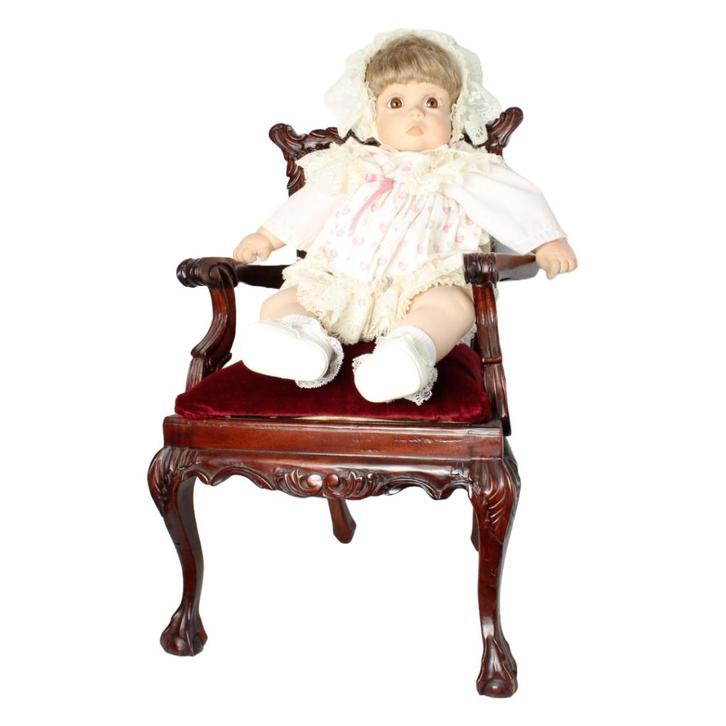 Vintage pop met mini Chippendale stoel – ca. 1930/1980, Antiek en Kunst, Antiek | Speelgoed, Ophalen of Verzenden