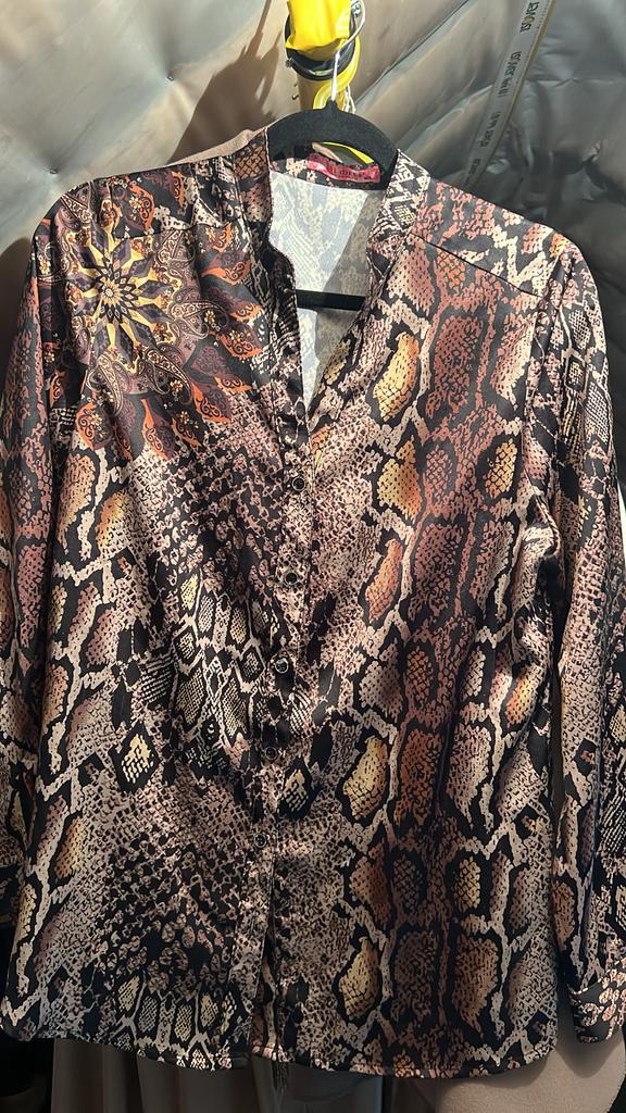 Stijlvolle blouse met print (M/L), Kleding | Dames, Blouses en Tunieken, Ophalen, Gedragen