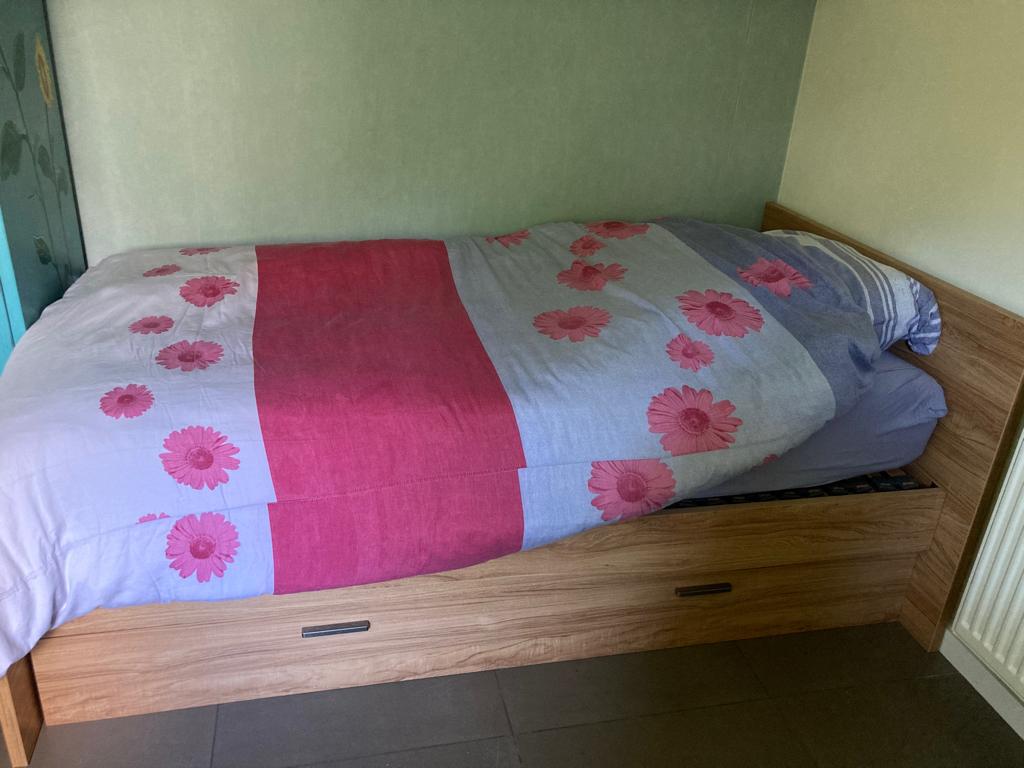 Gratis eenpersoonsbed met lade + nachtkastje. Weg voor 30/04, Huis en Inrichting, Slaapkamer | Bedden, Eenpersoons, Ophalen