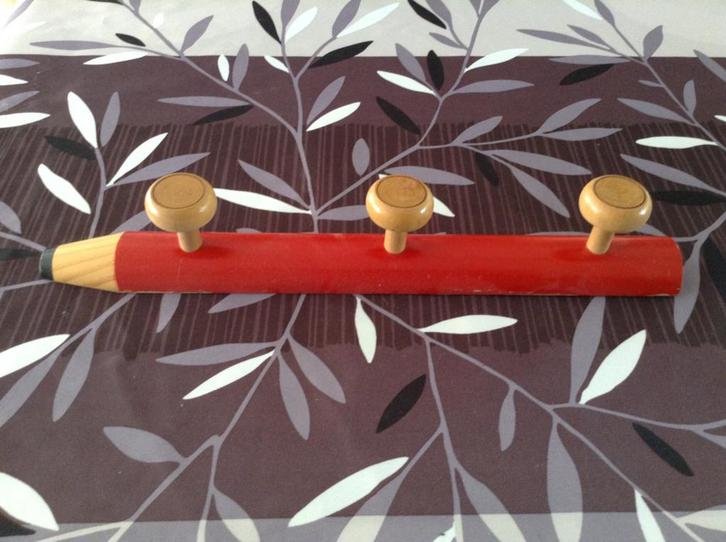 Houten rood potlood kinderkapstokje (5x39 cm), Kinderen en Baby's, Kinderkamer | Inrichting en Decoratie, Gebruikt, Kapstokje