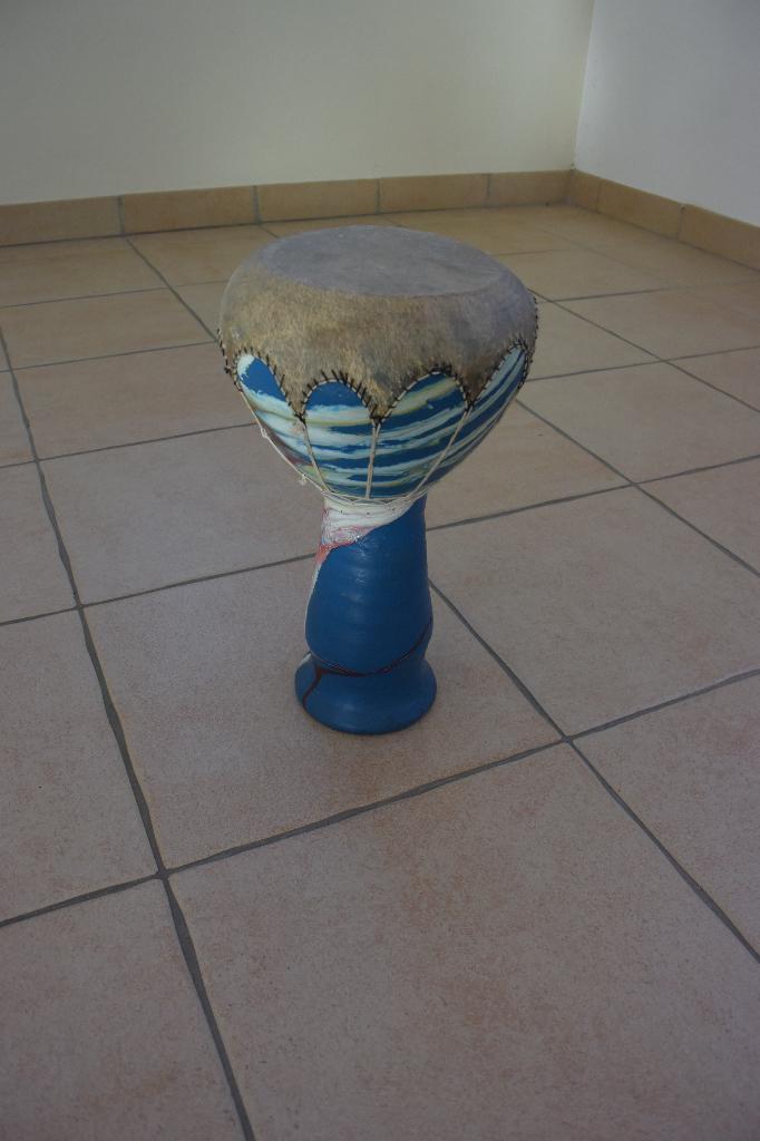 Derbouka terre cuite, Musique & Instruments, Percussions, Comme neuf, Tambour, Enlèvement