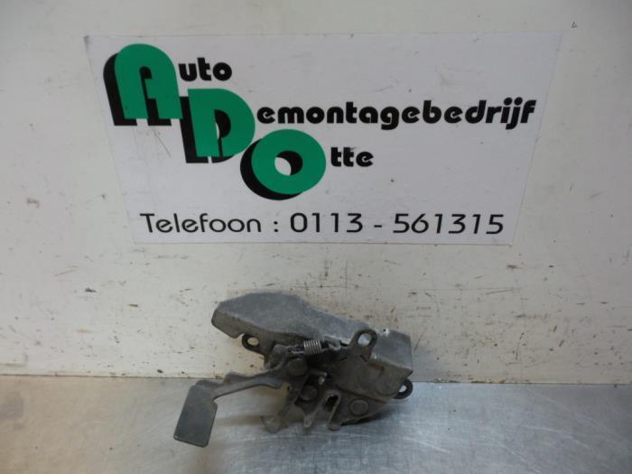 Slotmechaniek Motorkap van een Toyota Carina (Carina E 92-), Auto-onderdelen, Carrosserie, Toyota, Gebruikt, 3 maanden garantie