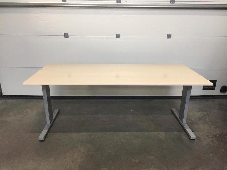 (6) Mooi moderne bureaus in hoogte verstelbaar, Huis en Inrichting, Bureaus, Zo goed als nieuw, In hoogte verstelbaar, Ophalen