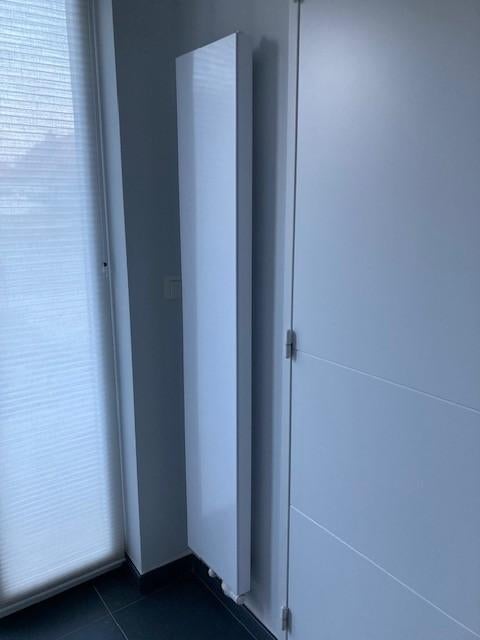 decoratieve verticale radiator met vlakke voorzijde, Doe-het-zelf en Bouw, Verwarming en Radiatoren, Zo goed als nieuw, Radiator