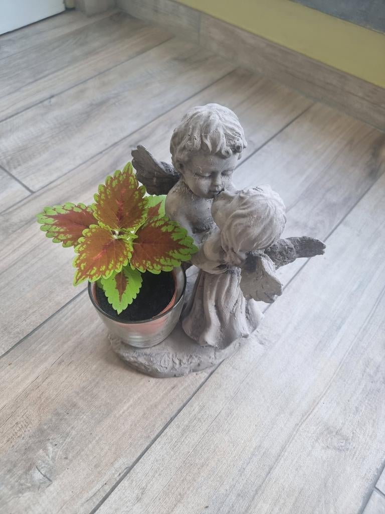 Jolie statue pour plantes ou autres objets. Hauteur 27 cm, Enlèvement ou Envoi