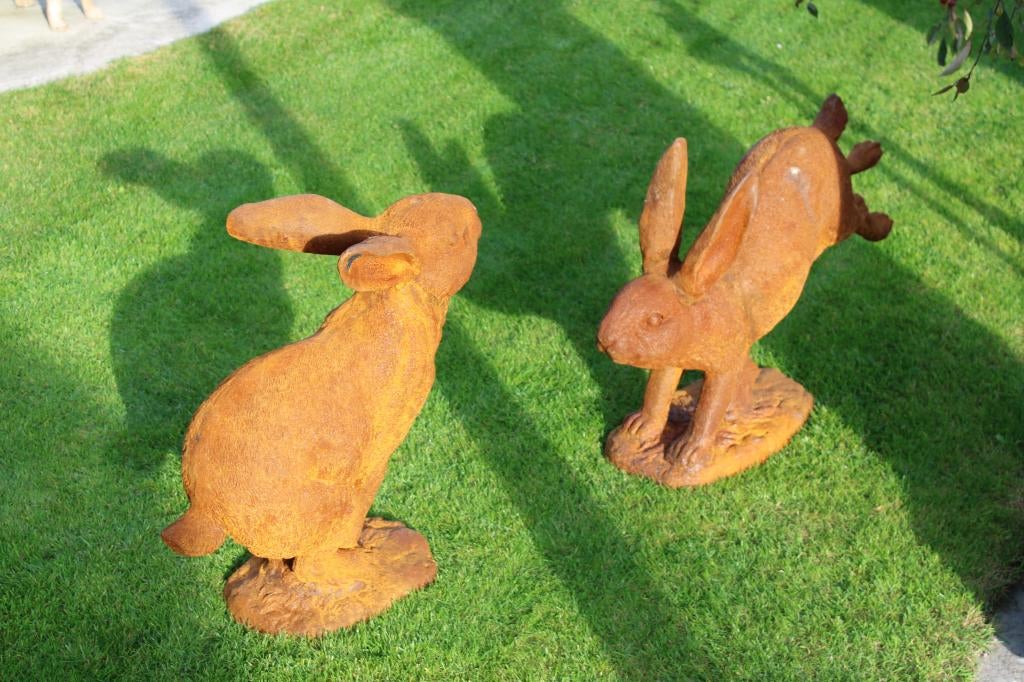 Roestig gietijzeren beeld van een zittend konijn XXL., Tuin en Terras, Tuinbeelden, Nieuw, Dierenbeeld, Metaal, Ophalen