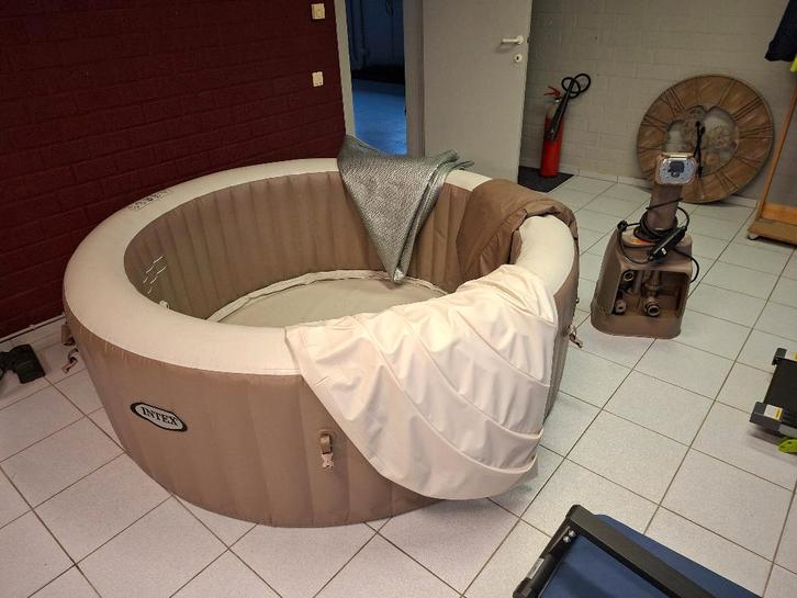 jaccuzi, Tuin en Terras, Bubbelbaden en Hottubs, Gebruikt, Opblaasbaar, Afdekzeil, Grondzeil, Filter, Pomp, Ophalen