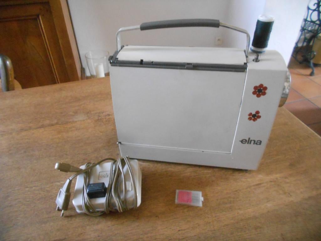 Machine à coudre ELNA - A, Hobby & Loisirs créatifs, Machines à coudre & Accessoires, Enlèvement, Machine à coudre