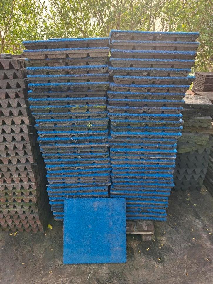 128 nagenoeg nieuwe blauwe rubberen grastegels, Jardin & Terrasse, Terrasses, Enlèvement