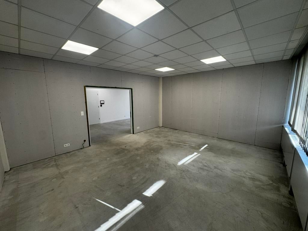 Dépôt avec bureau a louer 925€ htva, Bureau