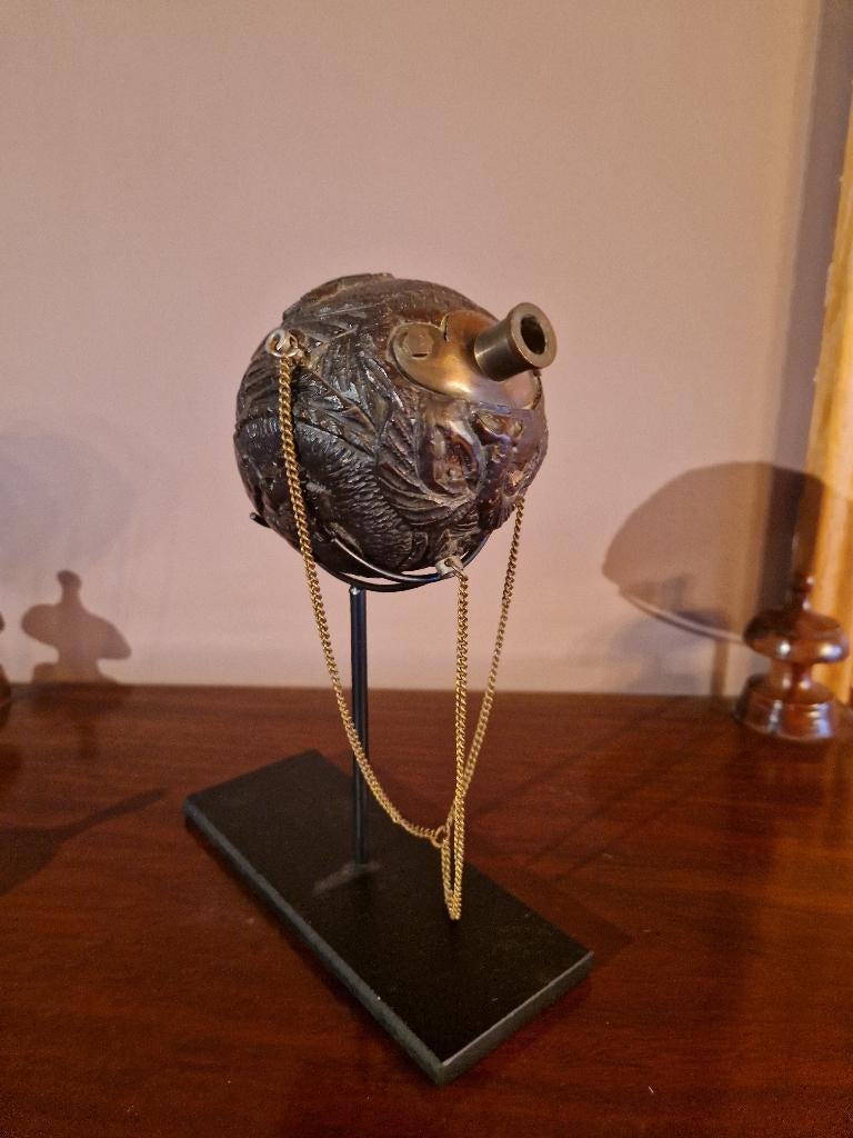 Kokosnoot gegraveerd en gebeeldhouwd met oude taferelen., Ophalen of Verzenden