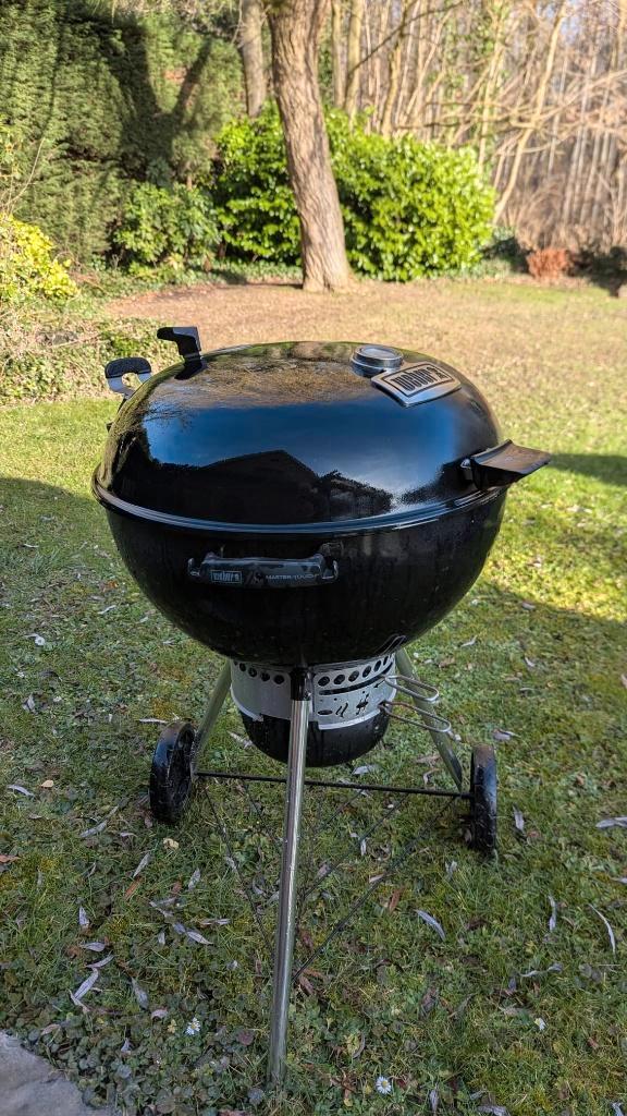 Bbq Weber Master Touch 57cm met gietijzeren grill + plancha, Tuin en Terras, Houtskoolbarbecues, Gebruikt, Met accessoires, Ophalen