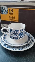 Een 18-delige set Englisch Ironstone met een blauw-wit bloem, Enlèvement