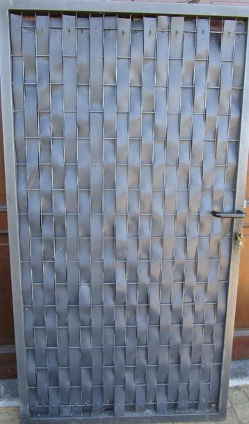 Hoge metalen tuinpoort, slot met 3 sleutels + palen beschikbaar voor biedingen