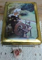 SALE Frans blik, spinnewiel, spinnende vrouw, klederdracht, Collections, Boîte en métal, Enlèvement ou Envoi, Utilisé, Autre, Autres marques