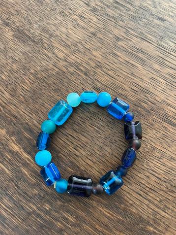 Blauwe kralenarmband beschikbaar voor biedingen