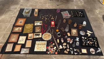 Lot bijoux et antiquités beschikbaar voor biedingen