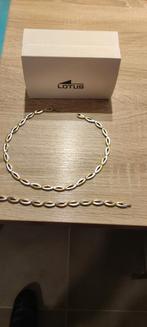 Bracelet et collier en acier, Enlèvement