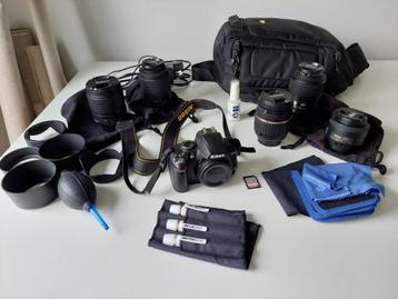 Nikon D3000 + 4 lenzen, cameratas, reinigingsmateriaal.