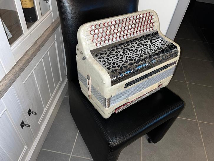 Accordéon Crucianelli  is in nieuwstaat zie foto's, Muziek en Instrumenten, Accordeons, Zo goed als nieuw, Knopaccordeon, 120-bas