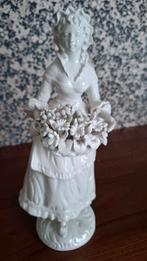 Bloemenmeisje in bisquit, Antiek en Kunst, Ophalen