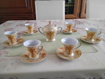 Mooi klein thee- of koffieserviesje beschikbaar voor biedingen