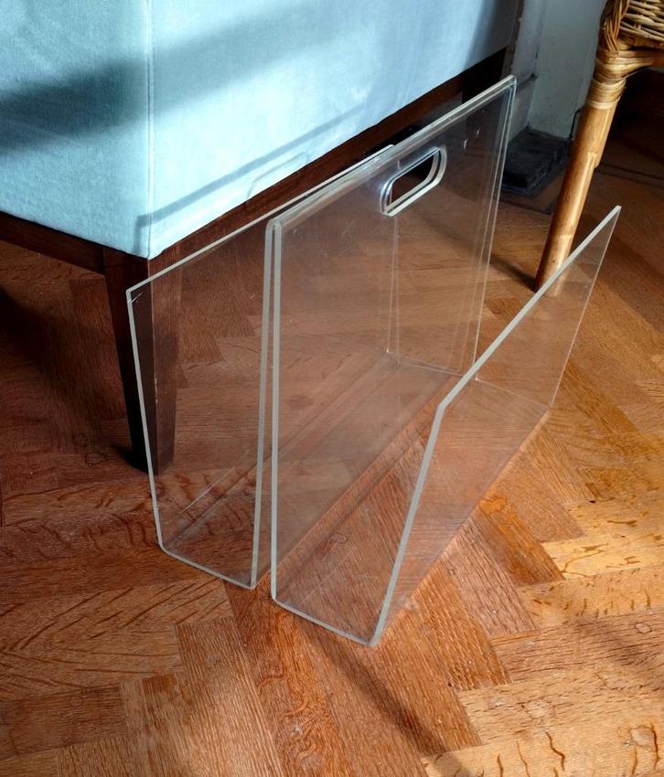Krantenhouder van plexi plexiglas transparant design, Huis en Inrichting, Woonaccessoires | Krantenbakken en Lectuurbakken, Gebruikt
