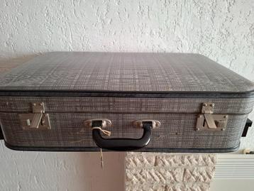 vintage reiskoffer  grijs met sleuteltje beschikbaar voor biedingen