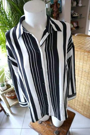bijzonder creatief zwart wit gelijnde blouse beschikbaar voor biedingen