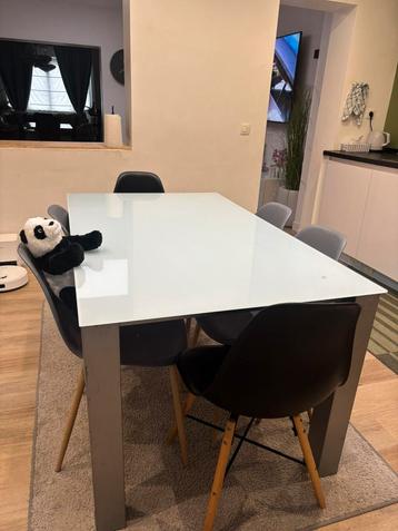 Glazen tafel beschikbaar voor biedingen