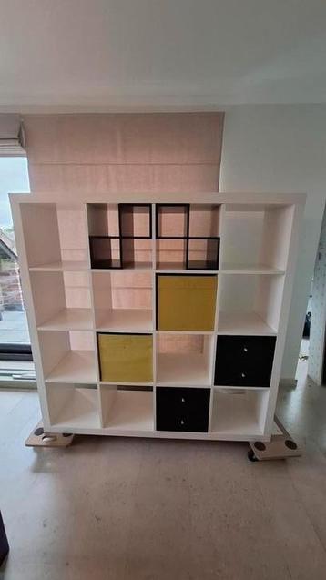 Kallax kast , mét bureau en toebehoren beschikbaar voor biedingen