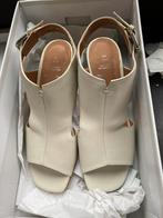 Klassieke, elegante schoenen met leren hak, Ophalen, Beige, Zo goed als nieuw, Schoenen met hoge hakken