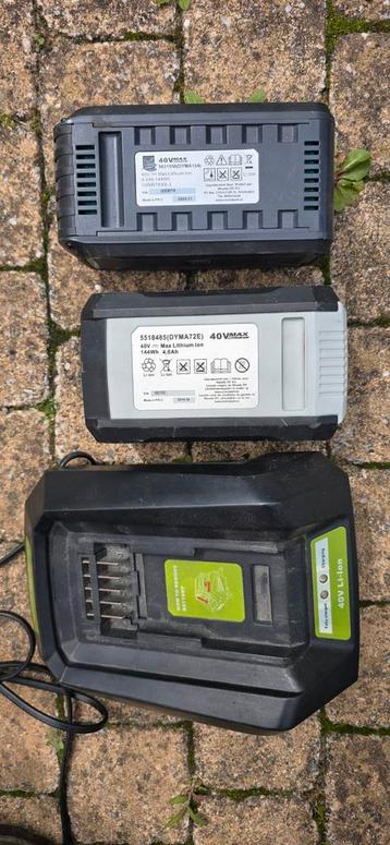 Oplader + 2 batterijen  beschikbaar voor biedingen