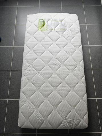 Bamboo matras baby bed 120cm x 60cm + matrasbeschermer beschikbaar voor biedingen